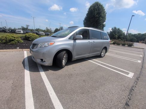 Used 2013 Toyota Sienna XLE w/ Entertainment Pkg FWD image 11