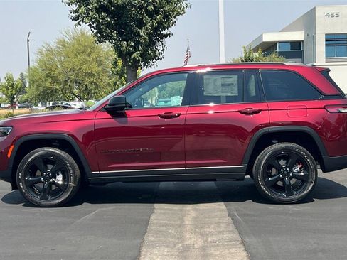 New 2025 Jeep Grand Cherokee Altitude image 7