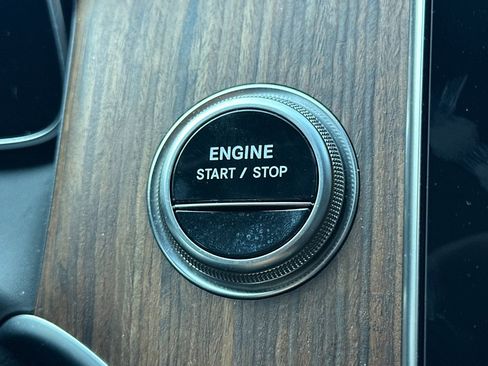 Used 2025 Mercedes-Benz GLC 350e 4MATIC image 34