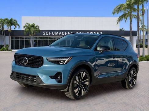 Certified 2025 Volvo XC40 B5 Ultra AWD/4WD image 3