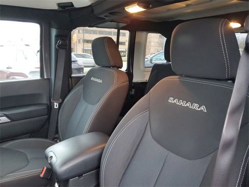 Used 2017 Jeep Wrangler Unlimited Sahara w/ Connectivity Group image 11