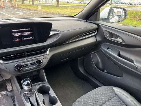 Used 2025 Buick Envista Preferred image 30