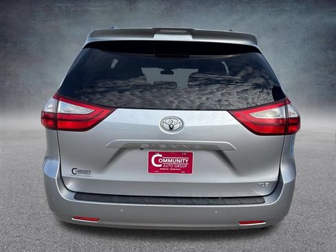 Used 2018 Toyota Sienna XLE w/ XLE Navigation Package FWD image 4