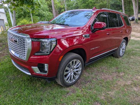 Used 2024 GMC Yukon Denali w/ Advanced Technology Package AWD/4WD image 3