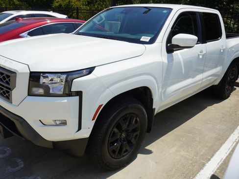 Used 2024 Nissan Frontier SV w/ SV Convenience Package RWD image 3