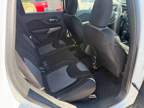 Used 2018 Jeep Cherokee Latitude AWD/4WD image 15
