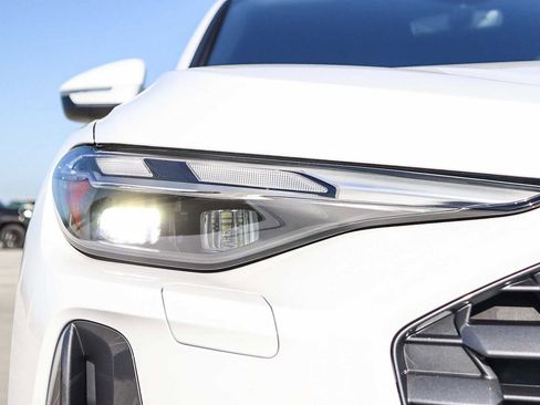 Used 2025 Audi Q5 Premium w/ Convenience Package image 9