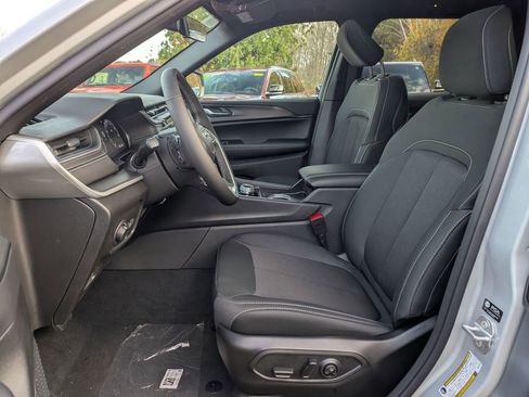 New 2025 Jeep Grand Cherokee Laredo X image 12