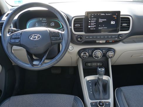 Used 2024 Hyundai Venue Limited FWD image 16