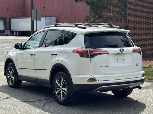 Used 2018 Toyota RAV4 XLE AWD/4WD image 4