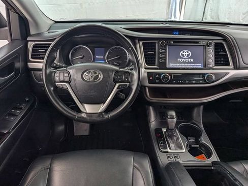 Used 2019 Toyota Highlander XLE AWD/4WD image 22