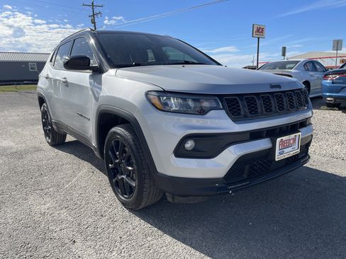 Used 2024 Jeep Compass Latitude w/ Altitude Special Edition image 2