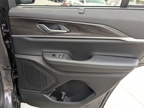 New 2025 Jeep Grand Cherokee Limited w/ Luxury Tech Group II image 38