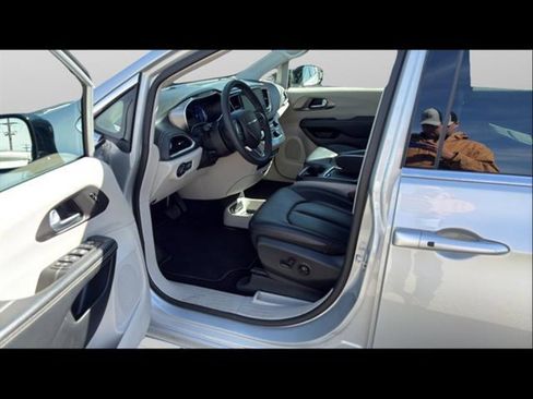 Used 2024 Chrysler Pacifica Select FWD image 32