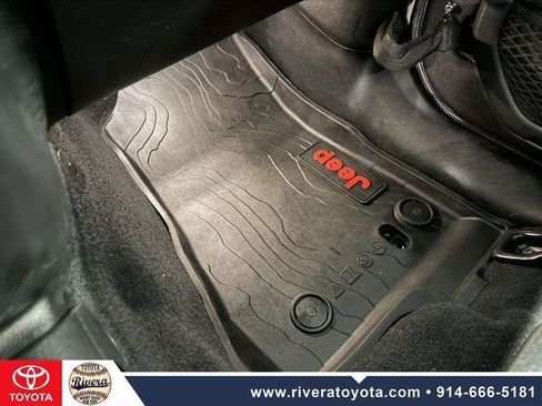 Used 2018 Jeep Wrangler Unlimited Sahara image 23