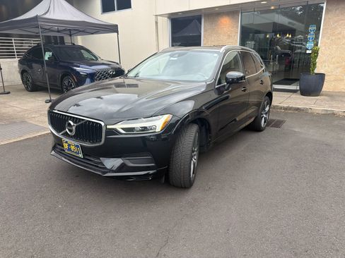 Used 2020 Volvo XC60 T6 Momentum w/ Protection Package AWD/4WD image 1