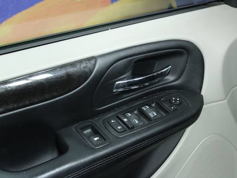 Used 2019 Dodge Grand Caravan SE w/ UConnect Hands-Free Group FWD image 11