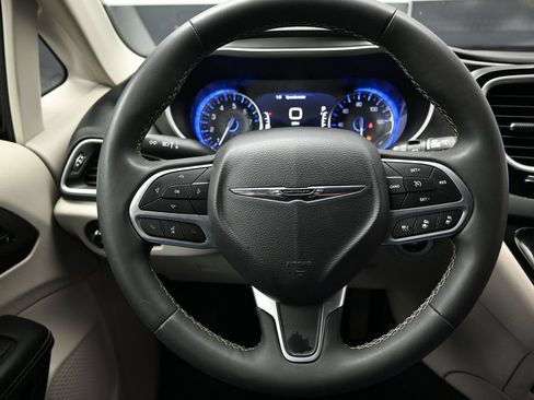 Used 2023 Chrysler Pacifica Touring-L FWD image 26