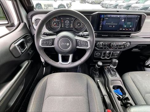 Used 2025 Jeep Wrangler Unlimited Sahara AWD/4WD image 16