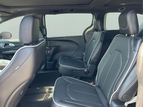 New 2026 Chrysler Pacifica Limited image 10
