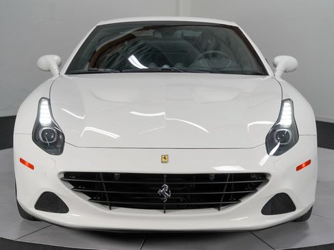 Used 2016 Ferrari California T RWD image 10