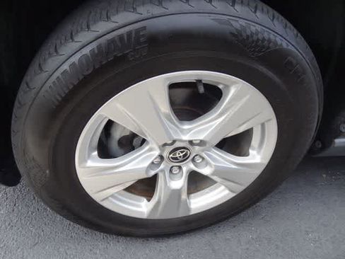 Used 2021 Toyota RAV4 XLE w/ Convenience Package FWD image 13