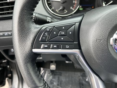 Used 2020 Nissan Rogue SV image 19