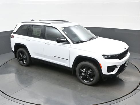 New 2025 Jeep Grand Cherokee Altitude image 24