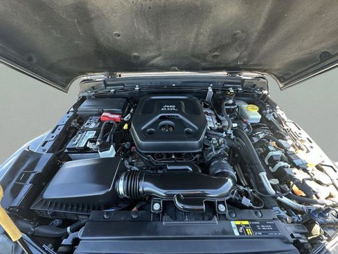 Used 2019 Jeep Wrangler Unlimited Sahara w/ Safety Group AWD/4WD image 32