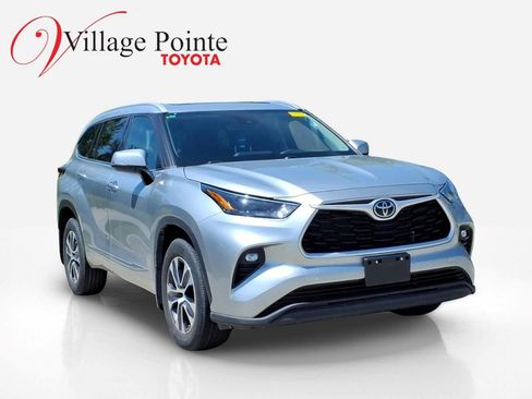 Used 2022 Toyota Highlander XLE AWD/4WD image 3