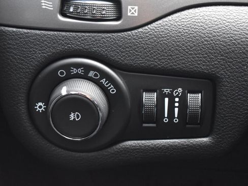 Used 2019 Jeep Cherokee Latitude Plus FWD image 14