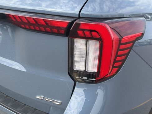 Used 2025 Ford Explorer Active AWD/4WD image 17