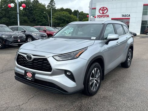 Used 2025 Toyota Highlander XLE AWD/4WD image 3