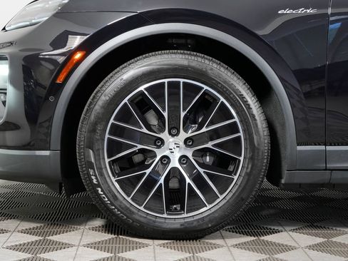 Certified 2025 Porsche Macan 4 Electric w/ Premium Package AWD/4WD image 13