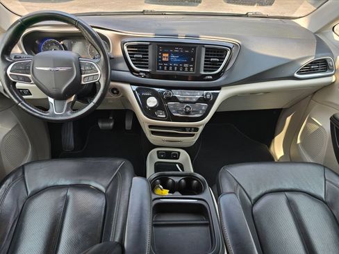 Used 2020 Chrysler Pacifica Touring-L FWD image 5