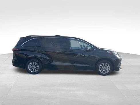 Used 2025 Toyota Sienna LE image 6