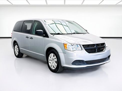Used 2019 Dodge Grand Caravan SE w/ UConnect Hands-Free Group FWD image 3