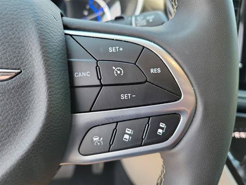 Used 2024 Chrysler Pacifica Limited FWD image 25