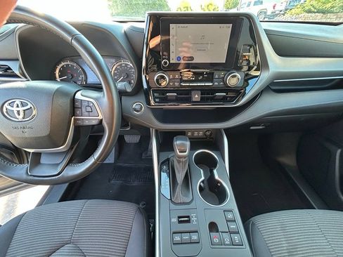 Used 2023 Toyota Highlander LE AWD/4WD image 18