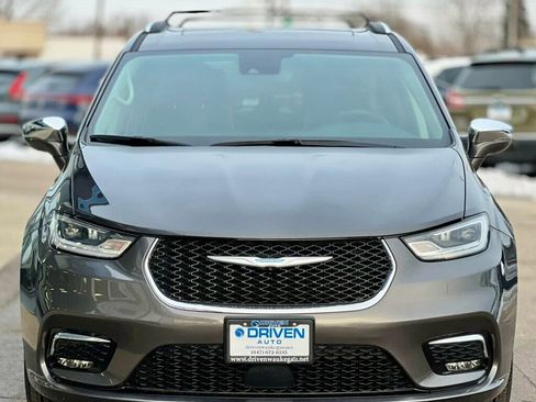 Used 2021 Chrysler Pacifica Limited w/ Uconnect Theater Family Group image 48