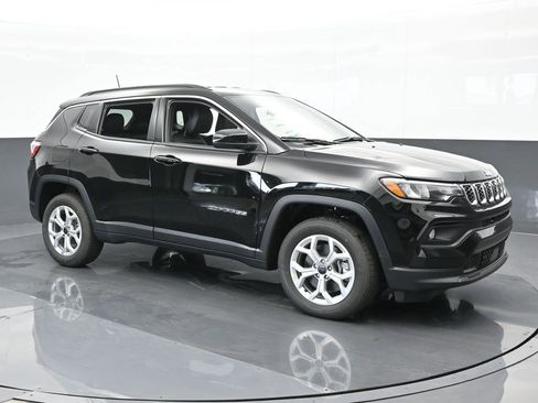 Used 2025 Jeep Compass Latitude image 8