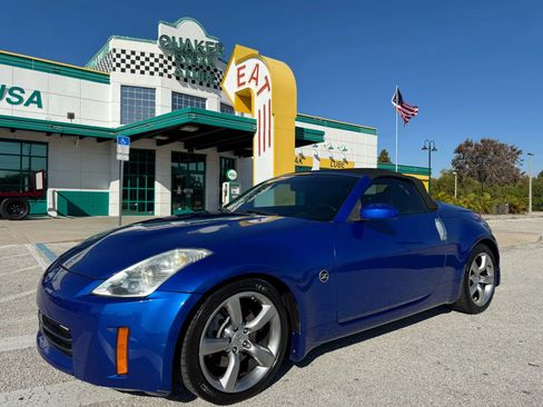 Used 2007 Nissan 350Z Touring image 2