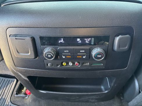 Used 2015 Chevrolet Suburban LTZ RWD image 4
