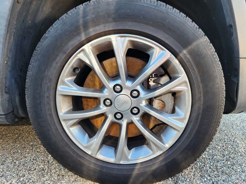 Used 2019 Jeep Cherokee Latitude Plus w/ Cold Weather Group AWD/4WD image 5