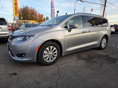 Used 2018 Chrysler Pacifica Touring-L w/ Advanced Safetytec Group