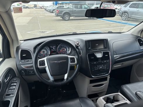 Used 2016 Chrysler Town & Country Touring image 15