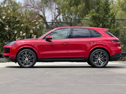 Used 2025 Porsche Cayenne AWD/4WD image 2