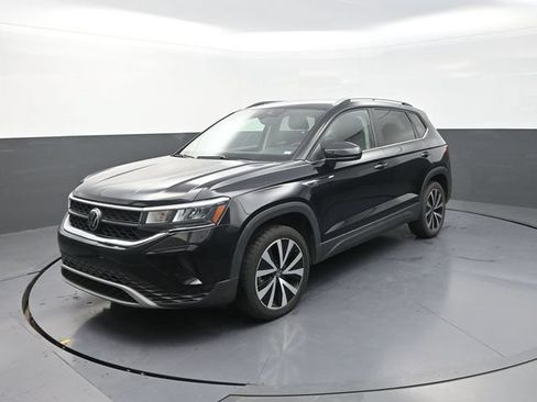 Used 2024 Volkswagen Taos SE FWD image 3