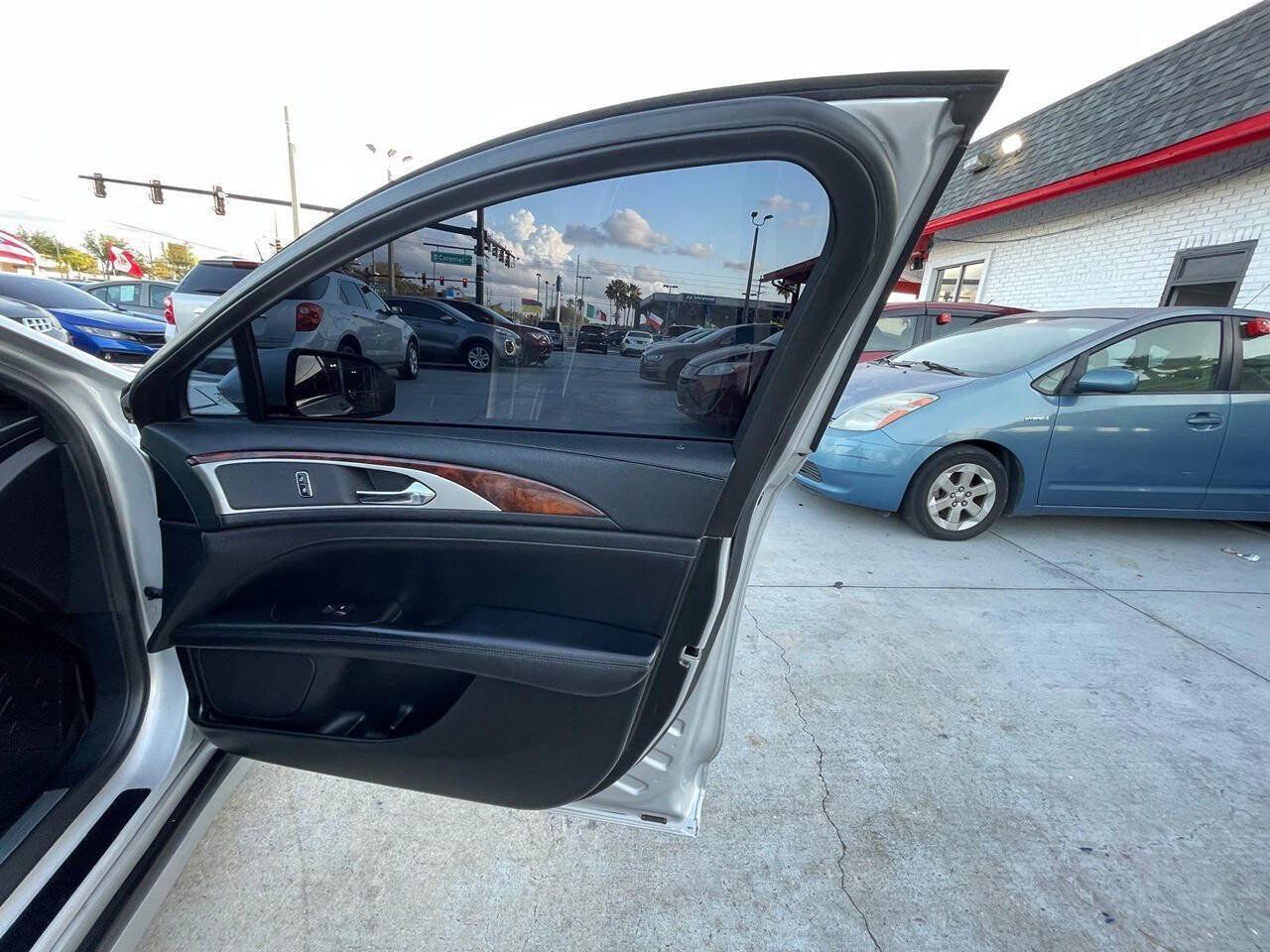 Used 2017 Lincoln MKZ Reserve FWD image 10