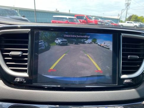 Used 2024 Chrysler Pacifica Touring-L FWD image 10